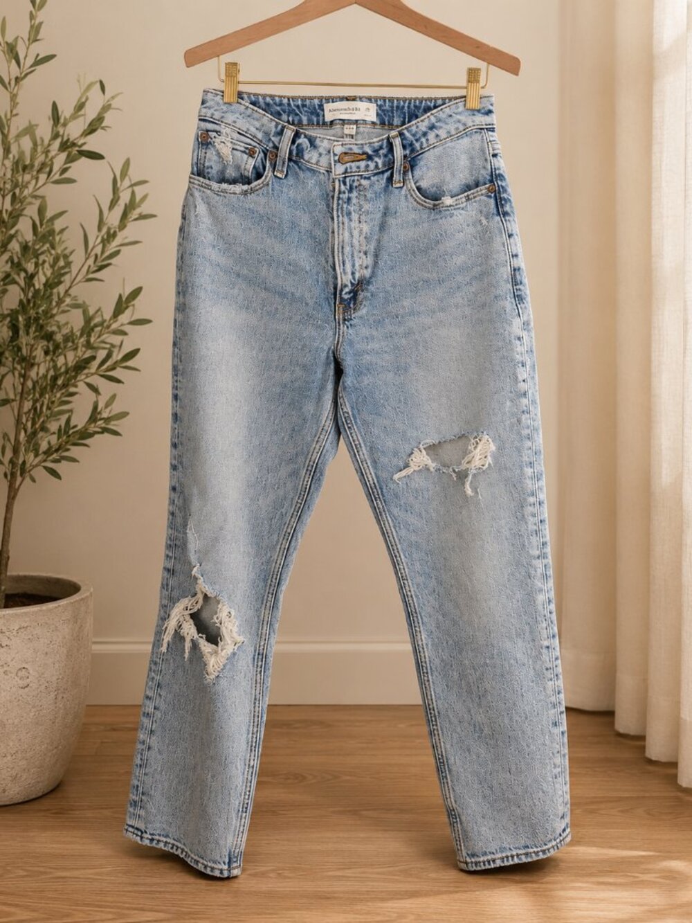 Abercrombie & Fitch "The Mom" High Rise Relaxed Straight Jeans - Light Wash - Picture 2 of 10